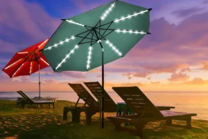 Guarda-sol com placa solar com Leds acessas em um pôr do Sol nna praia